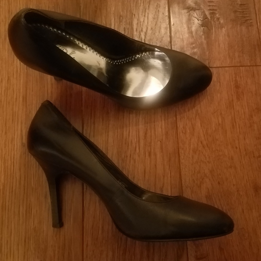Black Pumps
